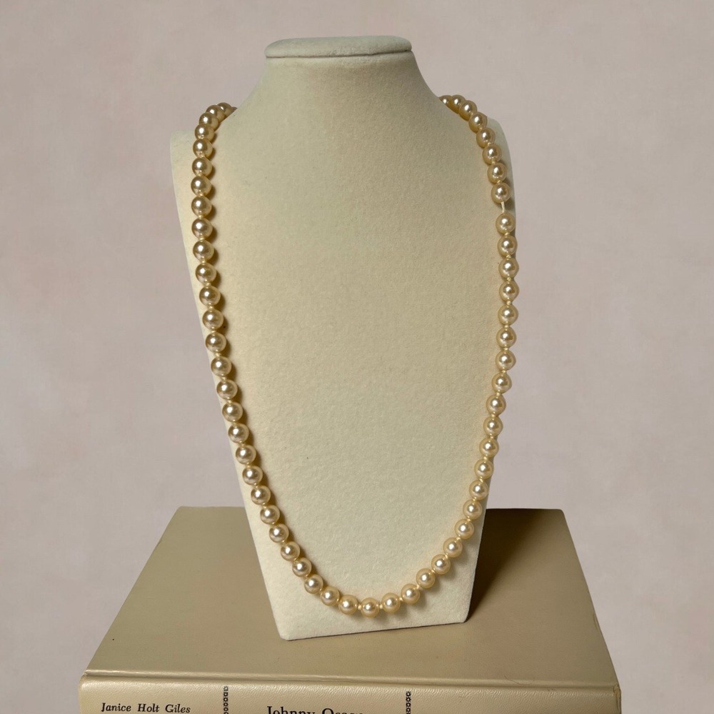 Vintage 80s Cream Pearl Necklace Hand Knotted G.SILVER Clasp 25 Inch Matinee